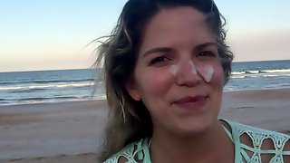 Жена в кофте и трусиках отсасывает конец супруга и получает сперму на лицо на пляже
