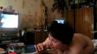 Русская брюнетка с пышными сиськами дрочит пенис поклонника, пока тот смотрит телевизор